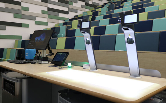 Innovativer Unterrichtsraum an der Universität Warwick, mit zwei installierten WolfVision Visualizern zur Unterstützung der Bildschirmpräsentation von Handschriftlichem und anderen Materialie