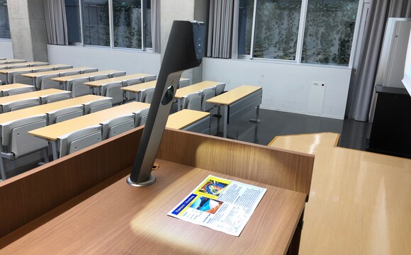 Tokio Keizai Universität, Japan: VZ-3neo installiert ohne Arbeitsplatte, direkt auf einem Pult im Unterrichtsraum.