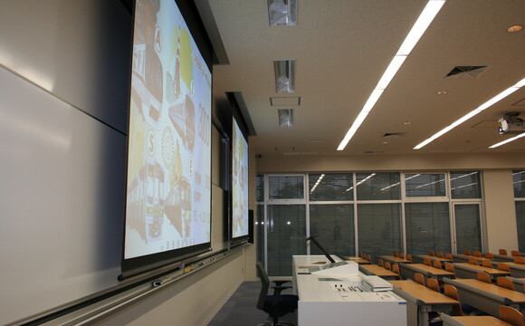 Meiji Universität, Tokio, Japan: Darstellung am Bildschirm im Unterrichtsraum mit einem WolfVision Visualizer