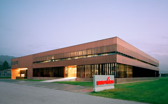 L'edificio della sede mondiale di WolfVision a Klaus, Vorarlberg, Austria