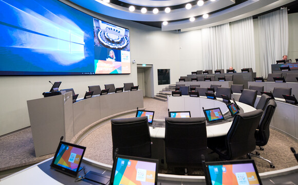 Multifunktionaler Besprechungsraum an der Nationalen Universität für Technologie, Moskau, Russland.
