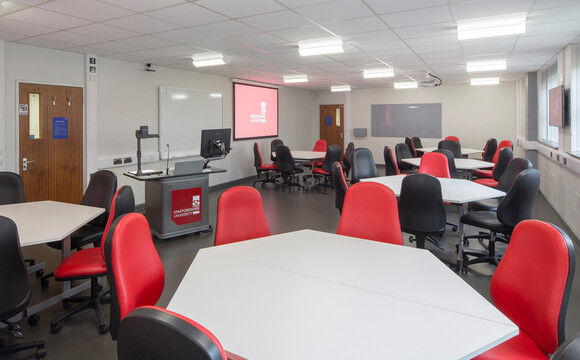 Kollaborativer Unterrichtsraum für aktives Lernen an der Staffordshire Universität