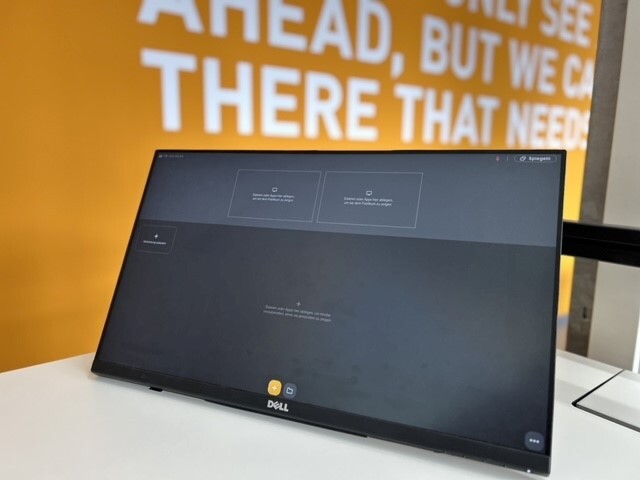 A preview monitor on the lectern enables advance preparation of lesson content which can be dragged and dropped easily onto either the right-hand or left-hand display screen as required.