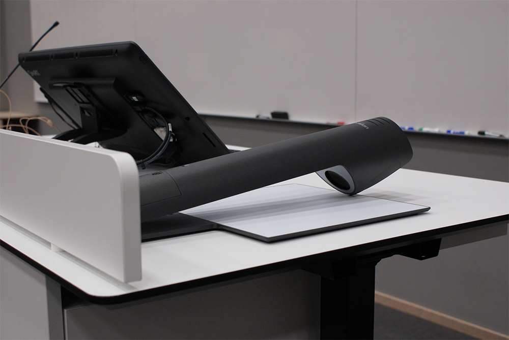 Der WolfVision VZ-3neo kann auf dem Schreibtisch zusammengeklappt werden und lässt sich so einfach verstauen.