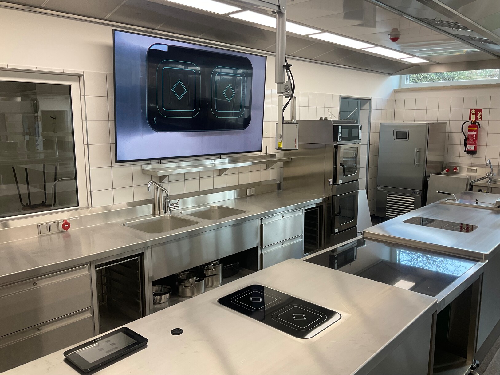 The EYE-14 camera displays FHD content on-screen from almost any angle in the kitchen at BBS III Lüneburg.
