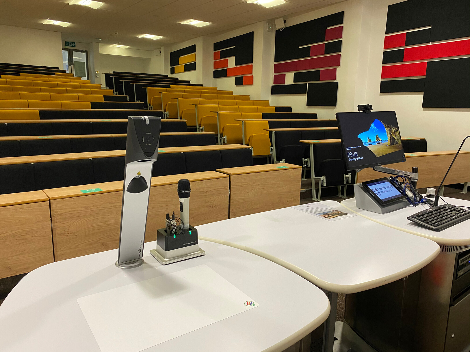 WolfVision Visualizer direkt am Rednerpult an der Universität Loughborough angebracht.