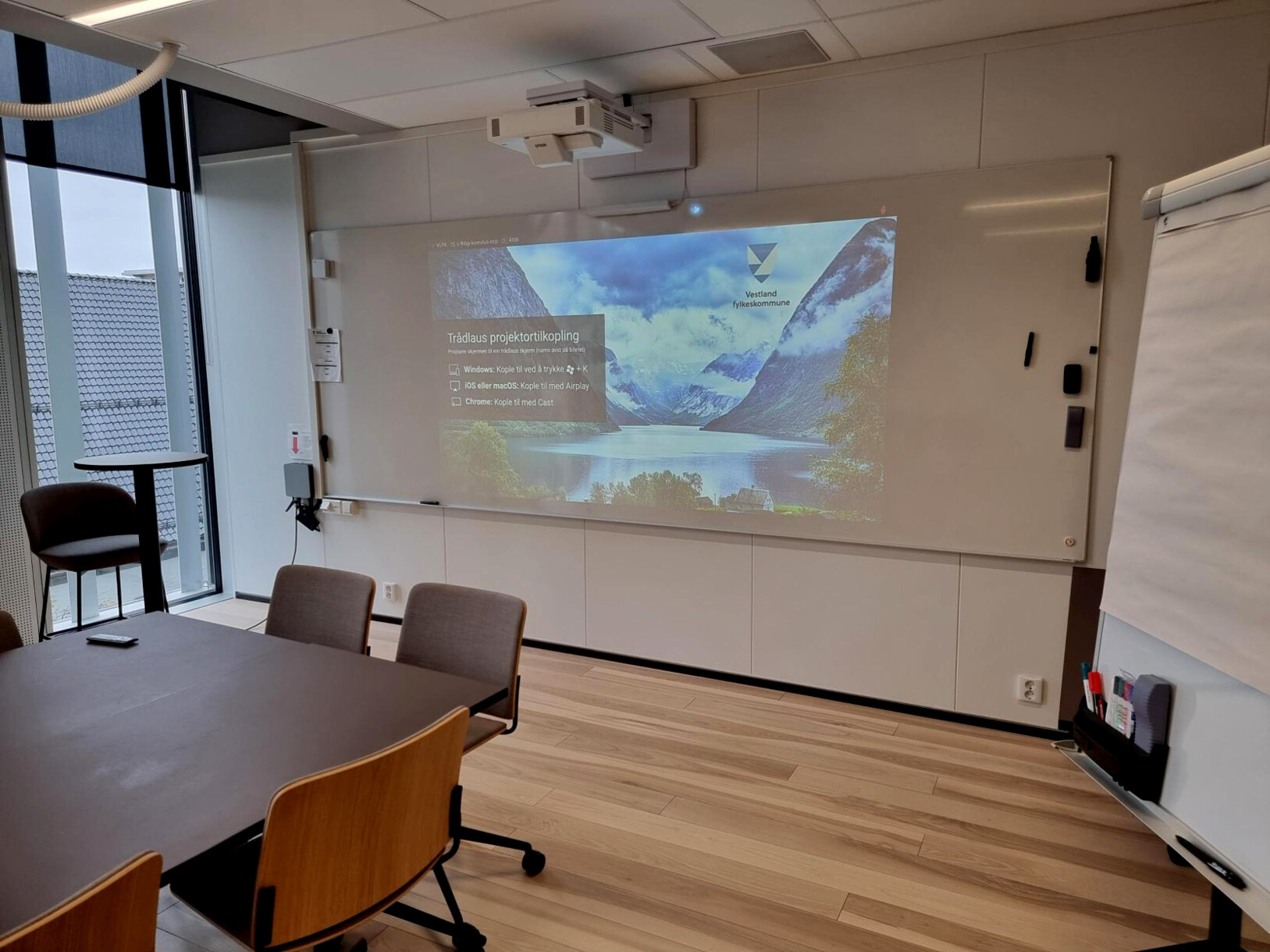 En esta aula de aprendizaje híbrido, los participantes de la lección remota pueden unirse a sus colegas presenciales utilizando el servicio de videoconferencia web Microsoft Teams.
