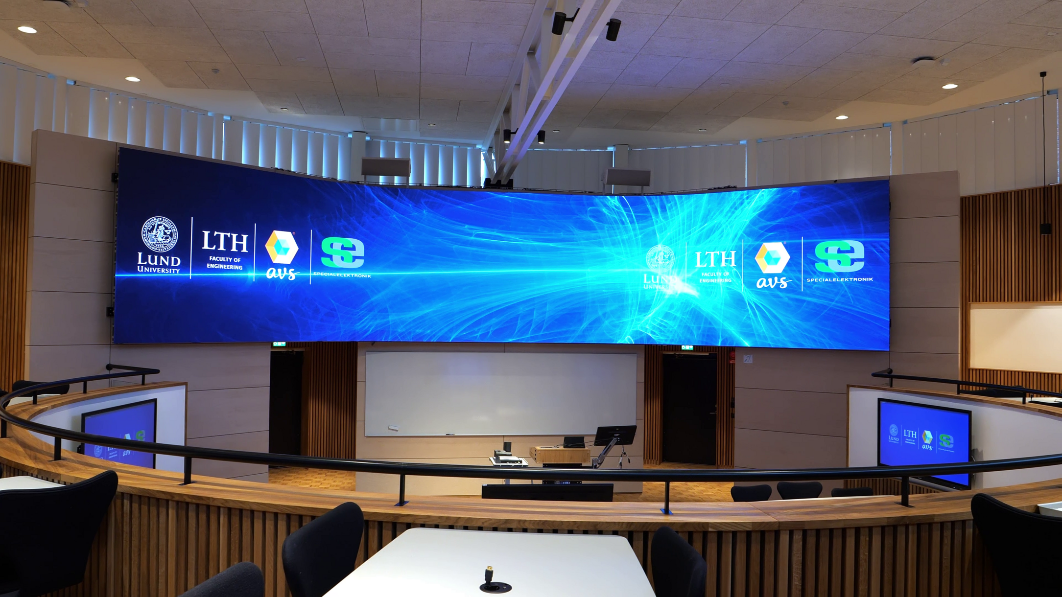 Grand écran LED incurvé dans un amphithéâtre de l'Université de Lund.