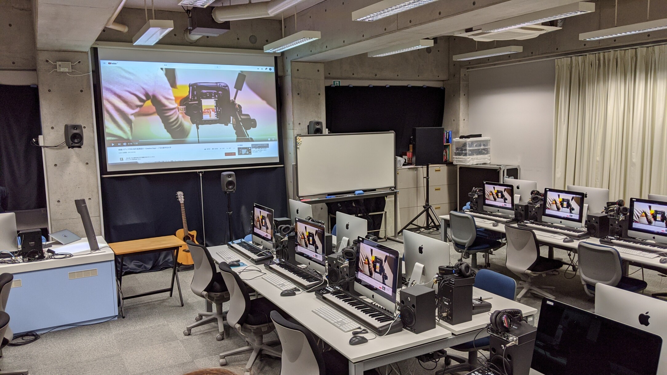 Tonübungsraum: Der Computerbildschirm des Dozententisches kann auf die Bildschirme der Studenten gespiegelt werden.