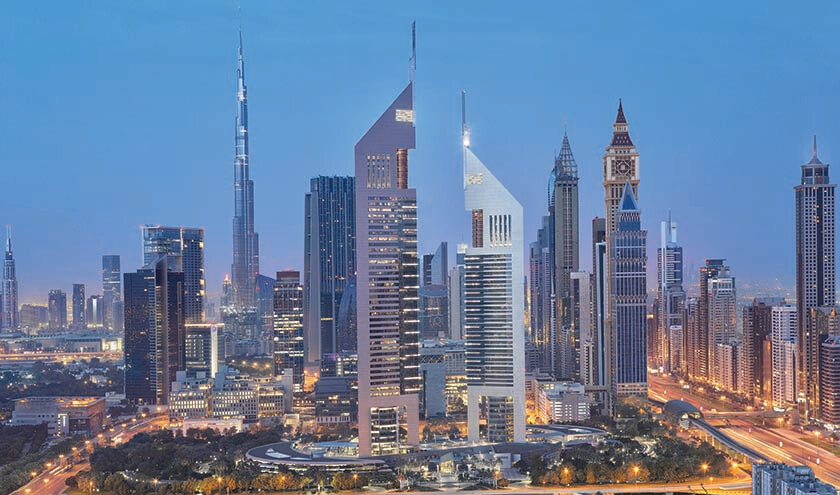 Die Skyline von Dubai mit dem Jumeirah Emirates Towers Hotel im Vordergrund.