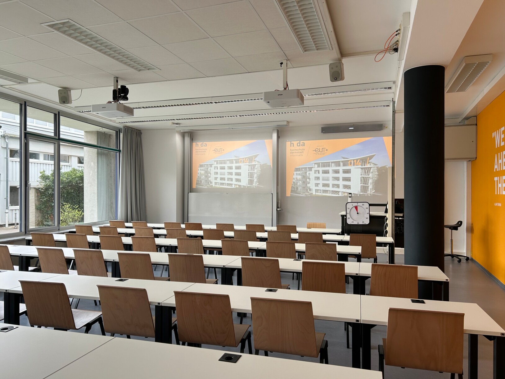 Bei Webkonferenzen ermöglichen die beiden Bildschirme, dass entfernte Teilnehmer auf dem linken Bildschirm und Lehrmaterialien auf dem rechten Bildschirm angezeigt werden.