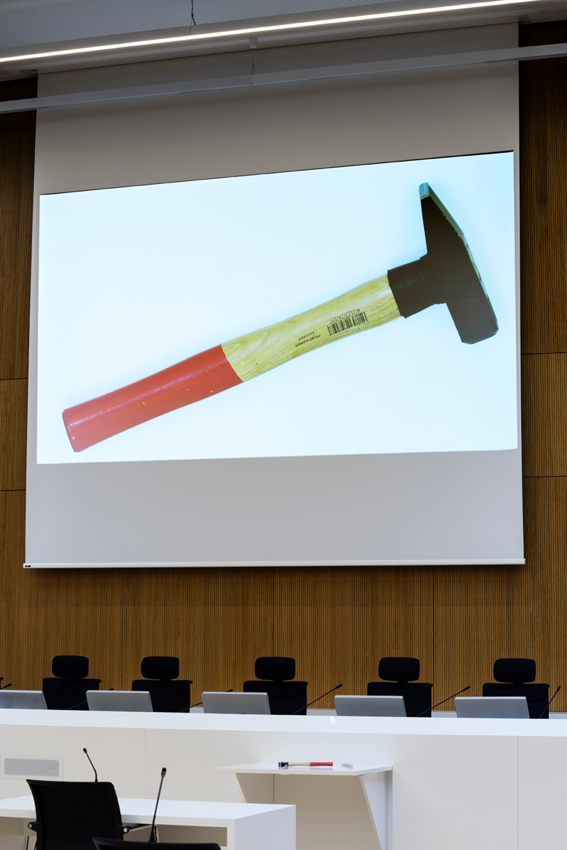 Darstellung von Beweismaterial auf dem Bildschirm im Gerichtssaal Stadelheim, München, mit einem WolfVision Visualizer.