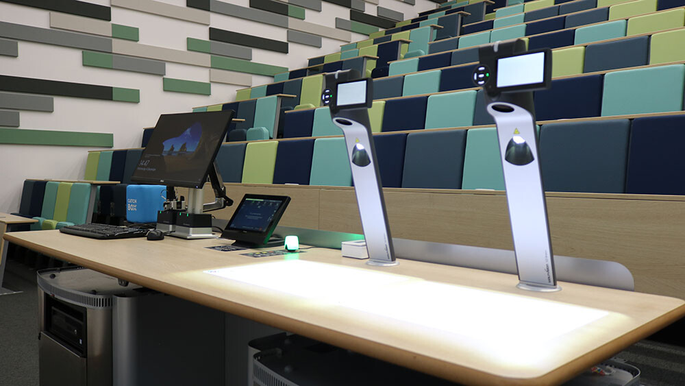 Innovativer Unterrichtsraum an der Universität Warwick, mit zwei installierten WolfVision Visualizern zur Unterstützung der Bildschirmpräsentation von Handschriftlichem und anderen Materialie